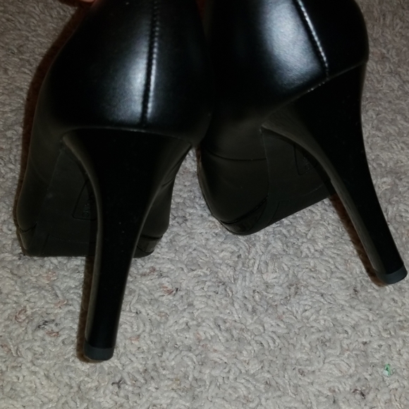 Bandolino Black Shoes. Sz 9 - Picture 4 of 6